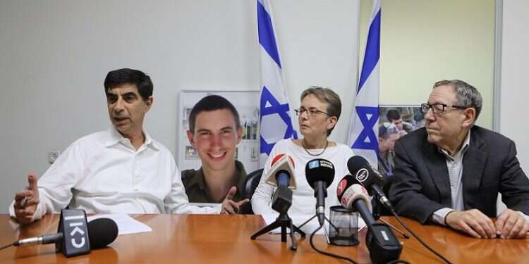 State agrees to family's demand to halt visits to Hamas prisoners