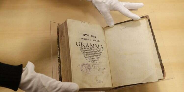 Hebrew grammar book from 16th century returns to Prague