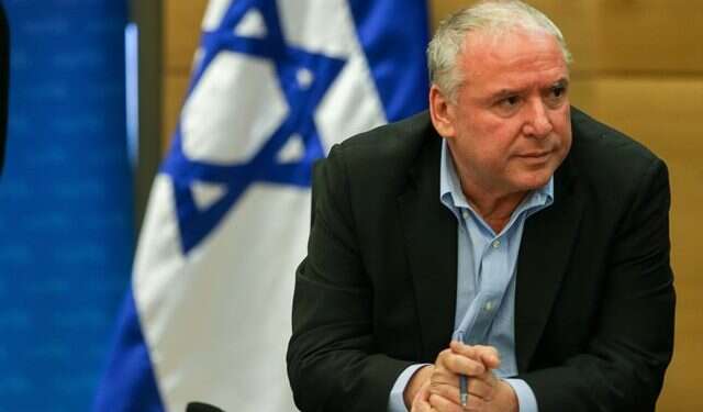 Right rallies around PM, accuses key witness of being a 'snitch'