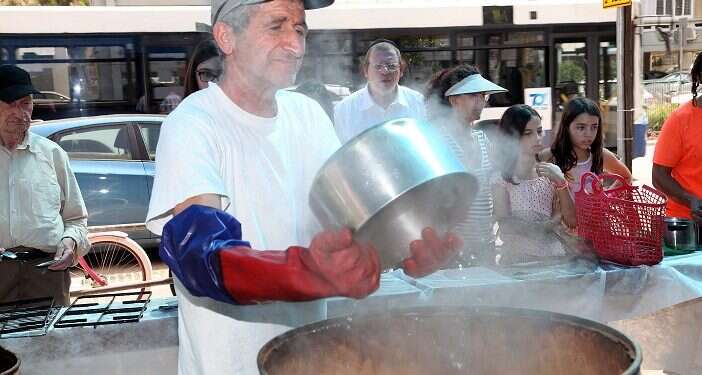 Ahead of Passover Businesses duping public with fake 'Kosher for Passover' signs, rabbinate warns