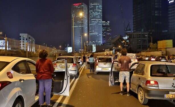 Ttraffic on the Ayalon Highway comes to a halt to observe the minute of silence that marks the start of Memorial Day for Fallen Soldiers and Victims of Terrorism Report: Arab students at TAU disrespect Memorial Day siren