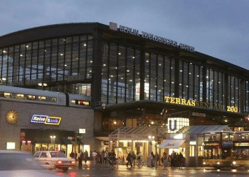 Arab assailants attack Jewish teen listening to Israeli music in Berlin