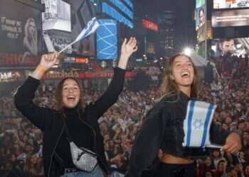 Thousands celebrate Israel at unprecedented Times Square event