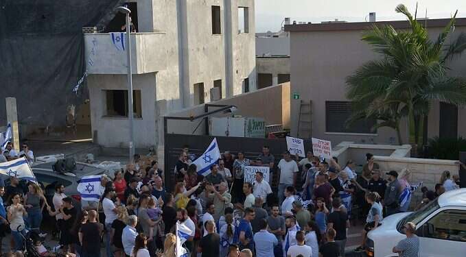 Jewish Afula residents protest against home sales to Arabs