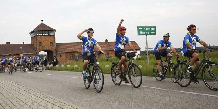 Three-time Tour de France winner Greg LeMond rides with Holocaust survivors and others in Oswiecim Tour de France winner LeMond, Holocaust survivors celebrate Jewish life