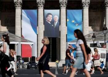 Auschwitz survivor Simone Veil to be reburied alongside French icons