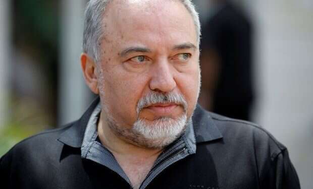 Defense minister: Israel prefers to see Gazans ‎topple Hamas regime ‎