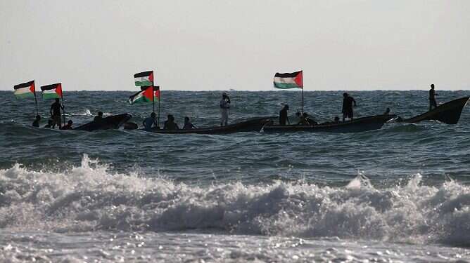 Palestinians take to boats to protest against the blockade on Gaza Hamas sources: Long-term Gaza cease-fire possible next week