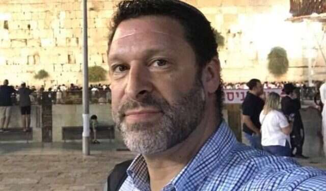 Ari Fuld's family visit attack site, 'filled with pride at his heroism'