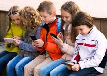 Thousands of Israeli parents opting for 'dumb' phones for kids