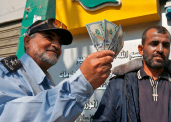 Palestinians: Qatari envoy to bring bags of money into Gaza