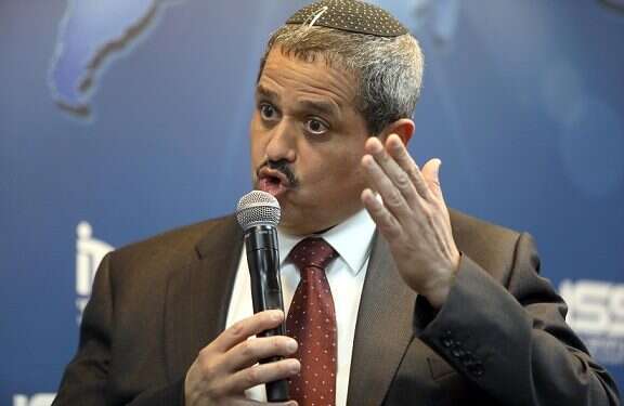 Former Israel Police Commissioner Ronnie Alsheikh speaks at a conference in Tel Aviv Former police chief says PM won't evade bribery charges