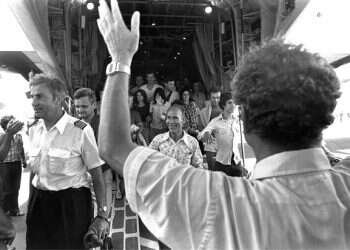 Decorated Air France pilot from Entebbe hijacking dies at 95