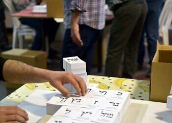 Blue and White still leads, economy emerges as top issue