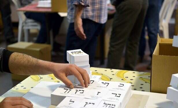 Ballots for the April 9 Knesset election are prepared Blue and White still leads, economy emerges as top issue