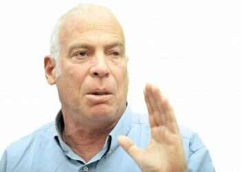 Minister lambastes left-wing group urging soldiers to refuse orders