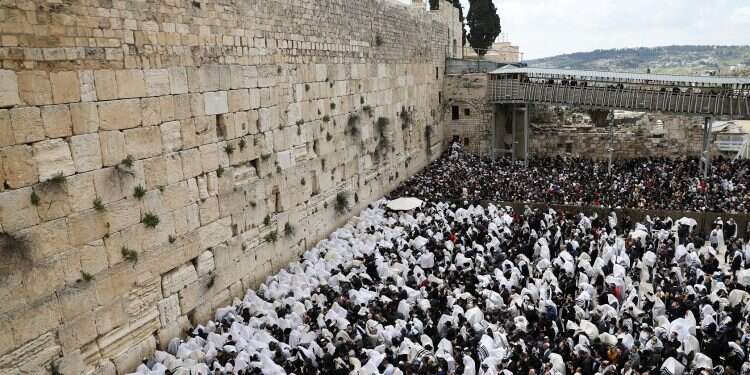 Thousands gather at Western Wall for Passover priestly blessing