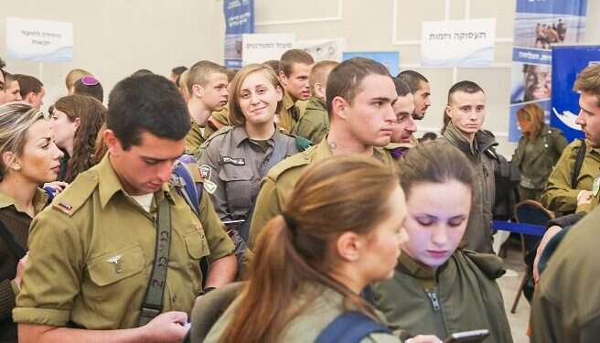 Thousands of lone IDF soldiers receive Passover coupons from IFCJ