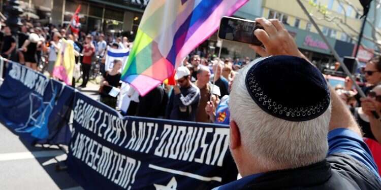 Pro- and anti-Israel protests draw large crowds in Berlin
