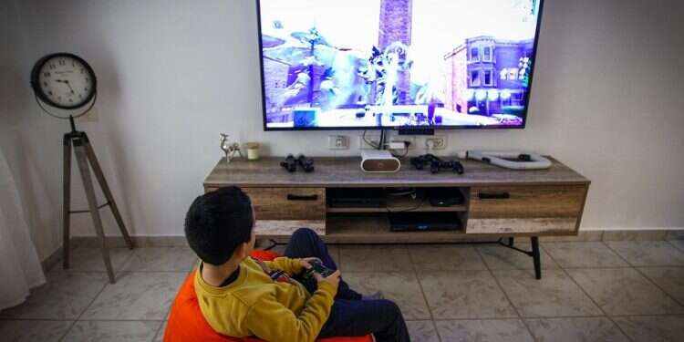 Israeli power company asks Fortnite to drop dangerous pole-climbing in game