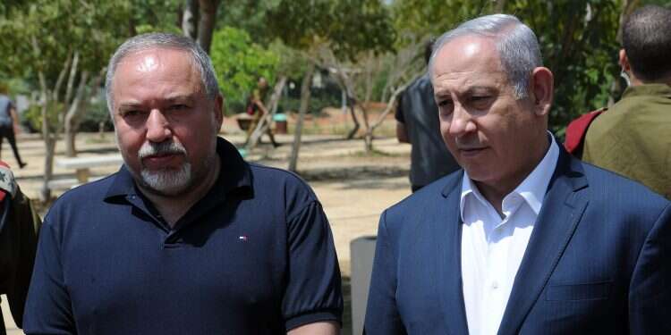 Poll gives Likud 32 seats but right-wing bloc still short of securing coalition