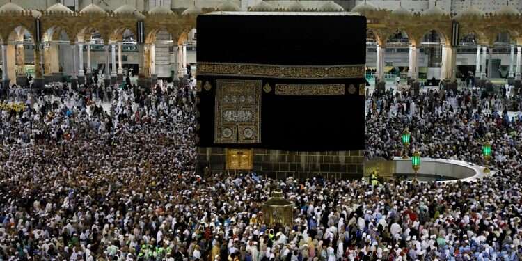 Muslim pilgrims pray in Mecca as hajj winds down without incident