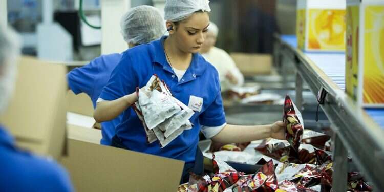 A factory worker in southern Israel Report: Employment rate in Israel is higher than the OECD average