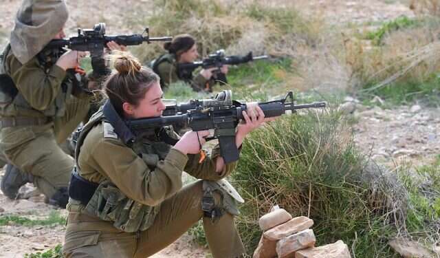 What do IDF troops think about women serving in combat?