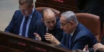 Bennett calls on Right to rally behind Netanyahu