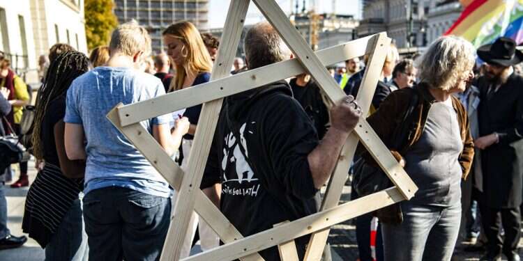 Thousands in Berlin protest against anti-Semitism