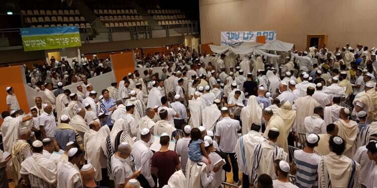 Israelis from across the religious spectrum pray together at Yom Kippur services sponsored by Tzohar in 350 locations Tzohar makes Yom Kippur accessible across Israel