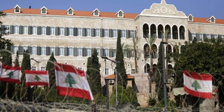 Hezbollah leader opposes government resignation