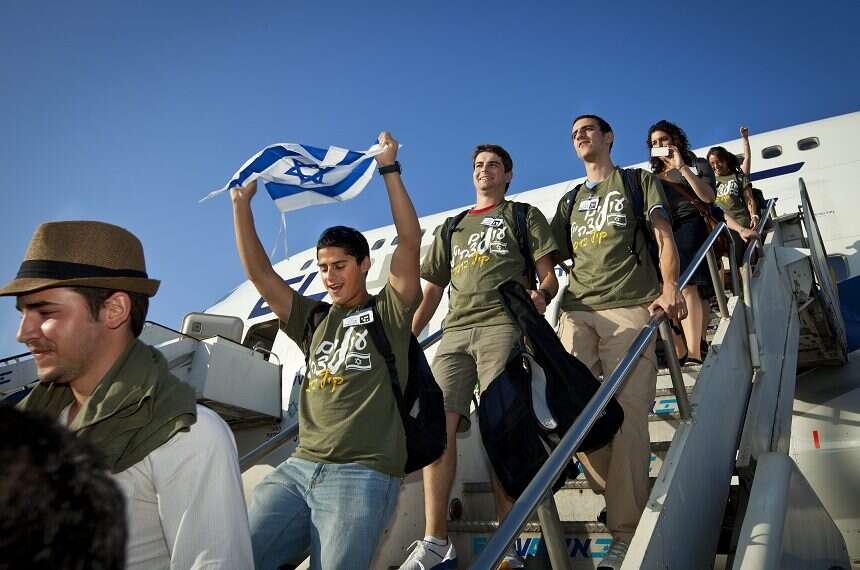 New olim arrive in Israel with the help of the Nefesh B’Nefesh organization Nefesh B'Nefesh to host 'aliyah' events in US, Canada through end of 2019