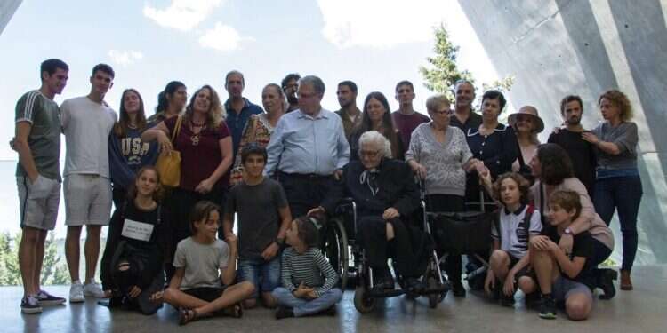 Greek woman meets descendants of Jewish siblings she saved during Holocaust