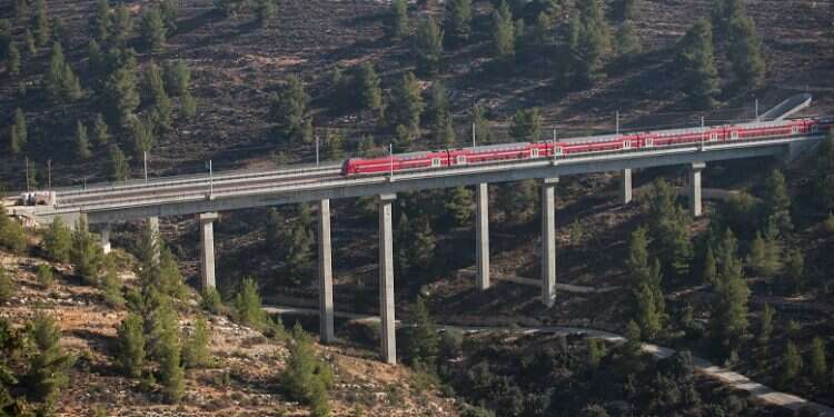 Tel Aviv-Jerusalem fast train finally begins operations