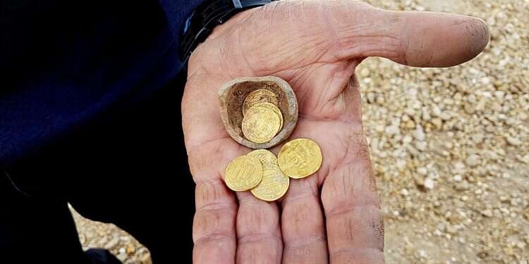 Gold coins dating to early Islamic era delight archaeologists at Yavne dig