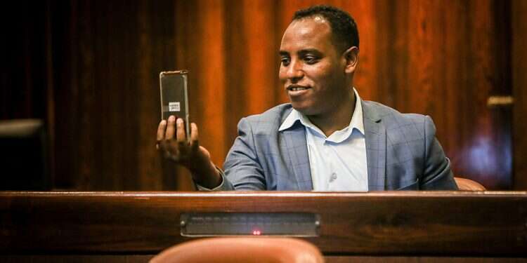 Last-minute drama after MK from Left embraces Netanyahu