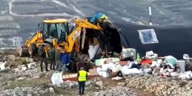 Border Police demolish 2 illegal homes in outpost near Yitzhar