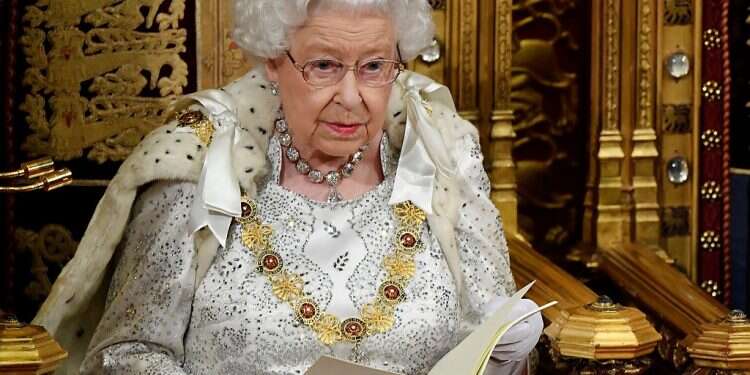 2 Jewish New Zealanders honored by Queen Elizabeth