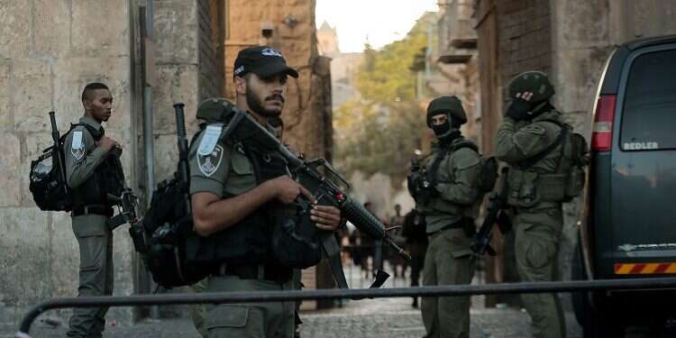 Border Police officer lightly wounded in shooting near Temple Mount