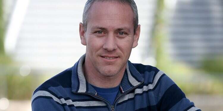 Blue and White MK Chili Tropper donates kidney to complete stranger