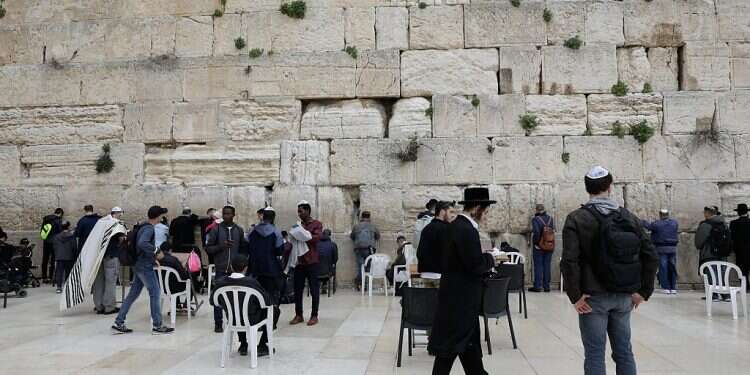 Should COVID-19 postpone weddings? Chief rabbi sorts out halachic mess