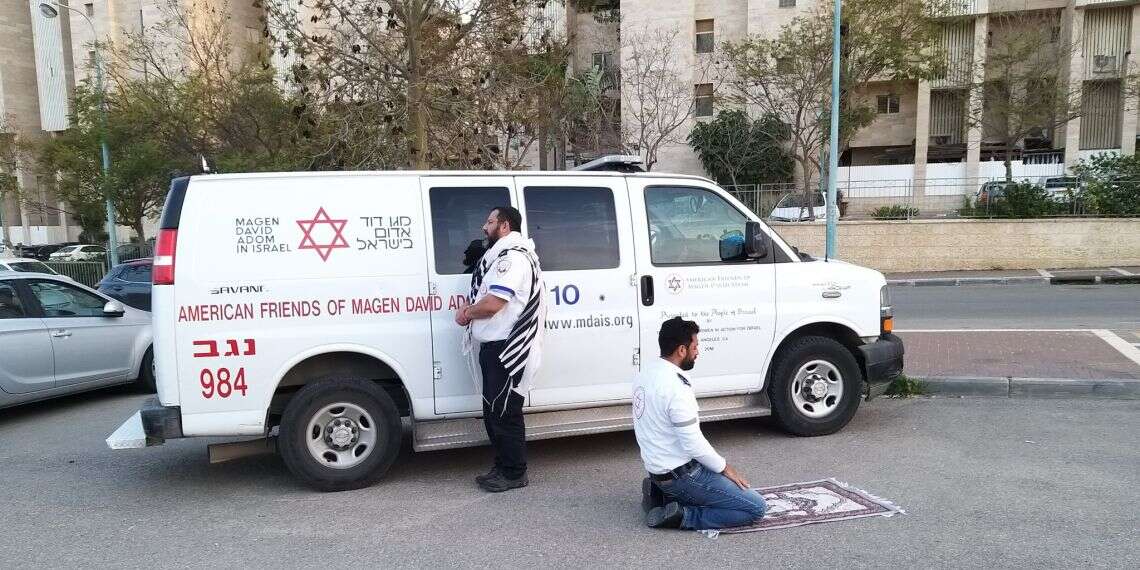 La photo des ambulanciers paramédicaux Avraham Mintz et Zoher Abu Jama priant ensemble pendant un quart de travail est devenue virale et a attiré une large couverture médiatique Les médias mondiaux modifient Israël sur fond de crise corona
