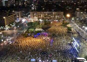 Thousands protest coalition deal on eve of court date