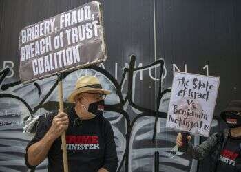 Anti-Netanyahu protesters decry PM's 'unchecked attack' on legal system 