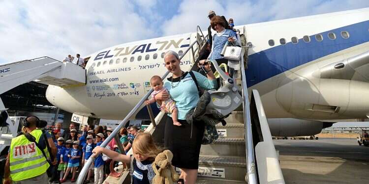 New olim arrive in Israel Hotline helps new immigrants navigate digital space in Israel