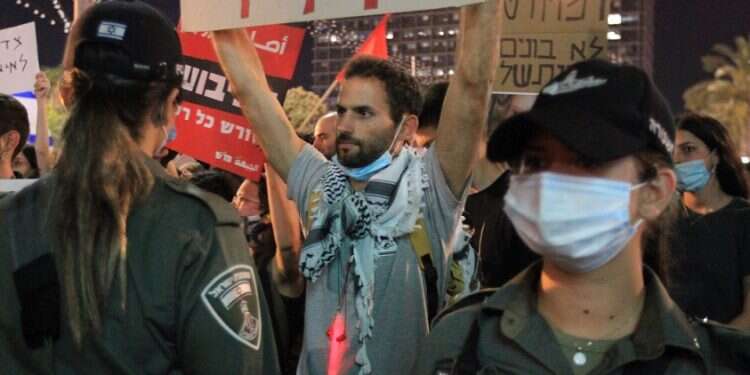 Thousands gather in Tel Aviv to oppose sovereignty bid