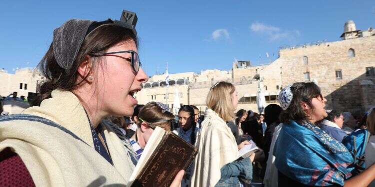 Chief Rabbinate threatens 'ordaining strike' if forced to train women