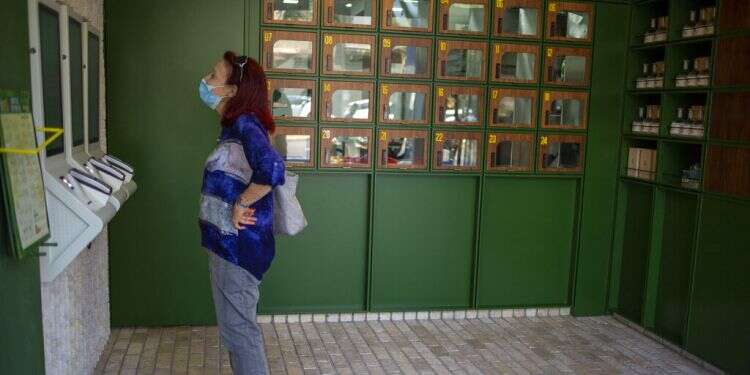 No servers, no tables: Israeli cafe is pandemic-friendly