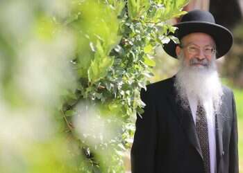 'Female soldiers who contribute to Israel's defense are performing a mitzvah'